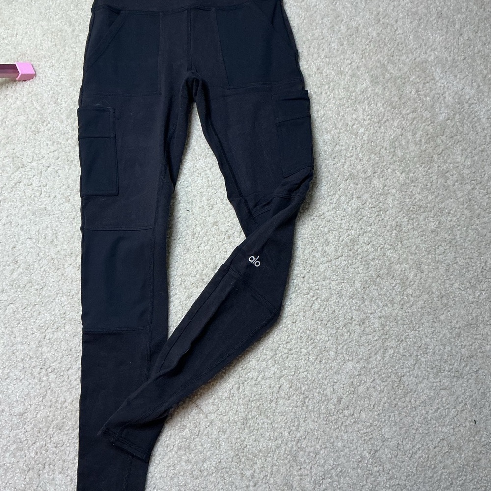 ALO Yoga Black cargo leggings - Picture 1 of 6